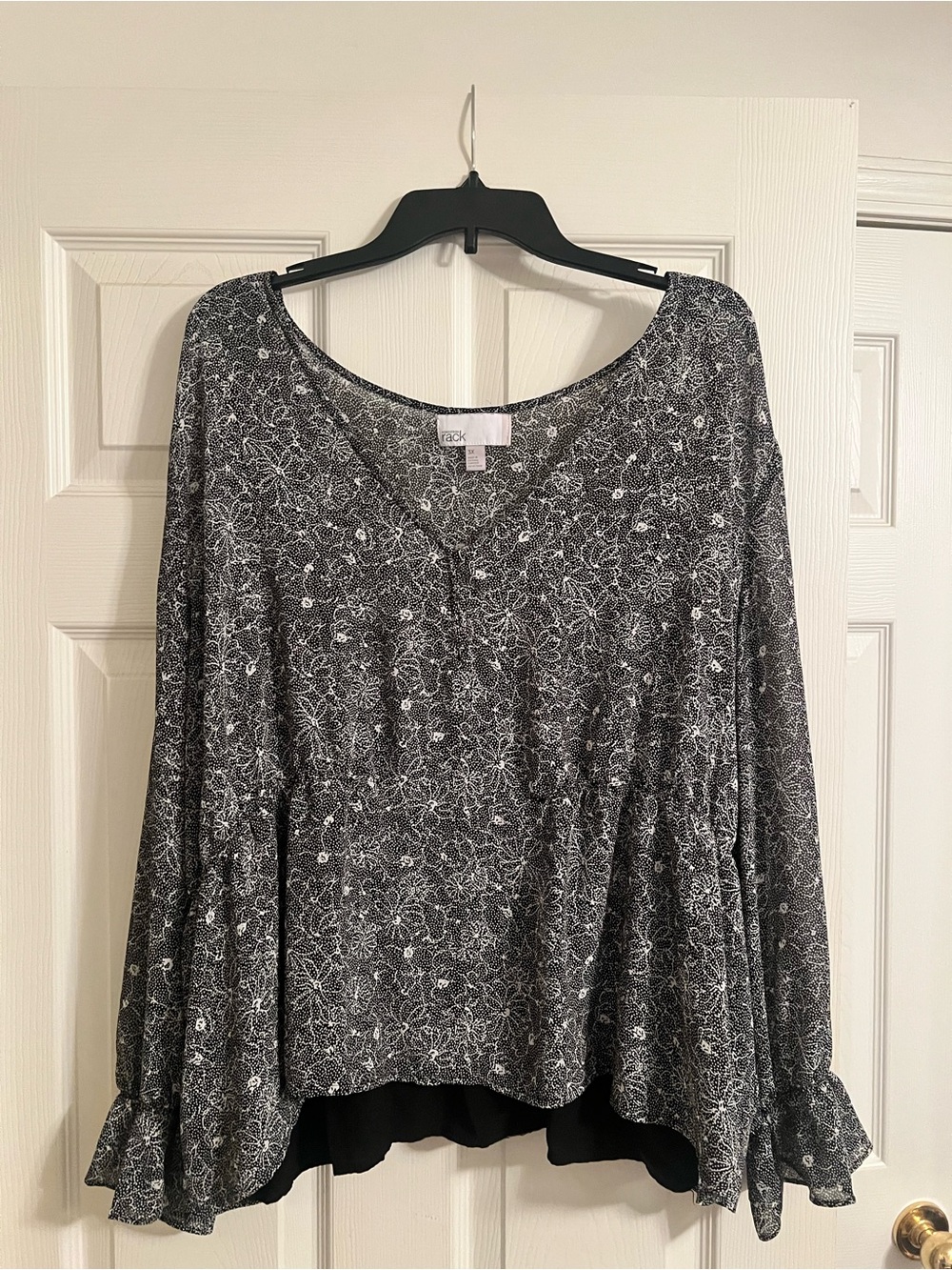 Nordstrom Black and White Floral V-Neck Long Sleeve Top